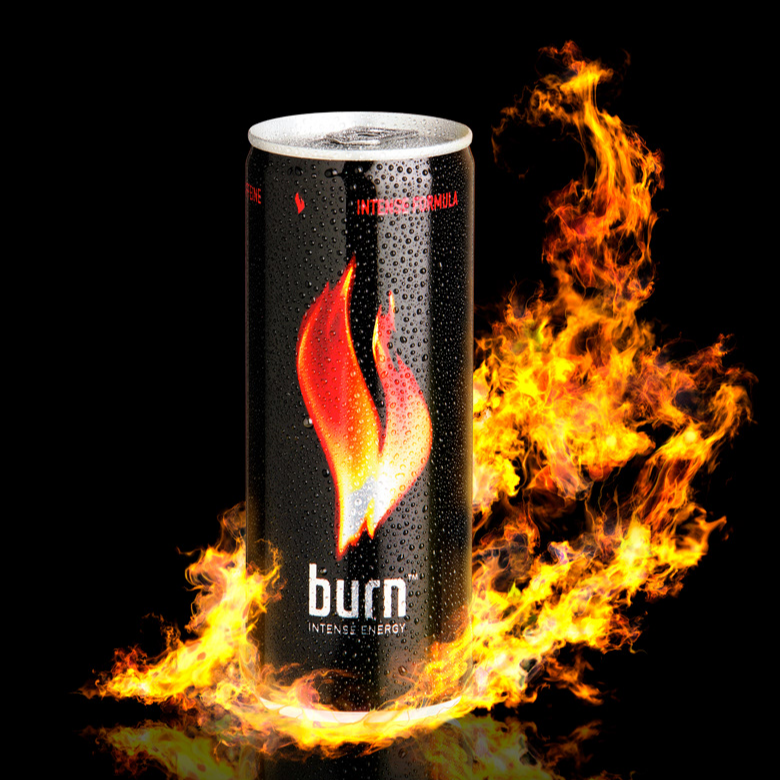 Burn (энергетический напиток) энергетические напитки. Burn Энерджи Дринк. Burn Энергетик реклама. Энергетик Берн на черном фоне.